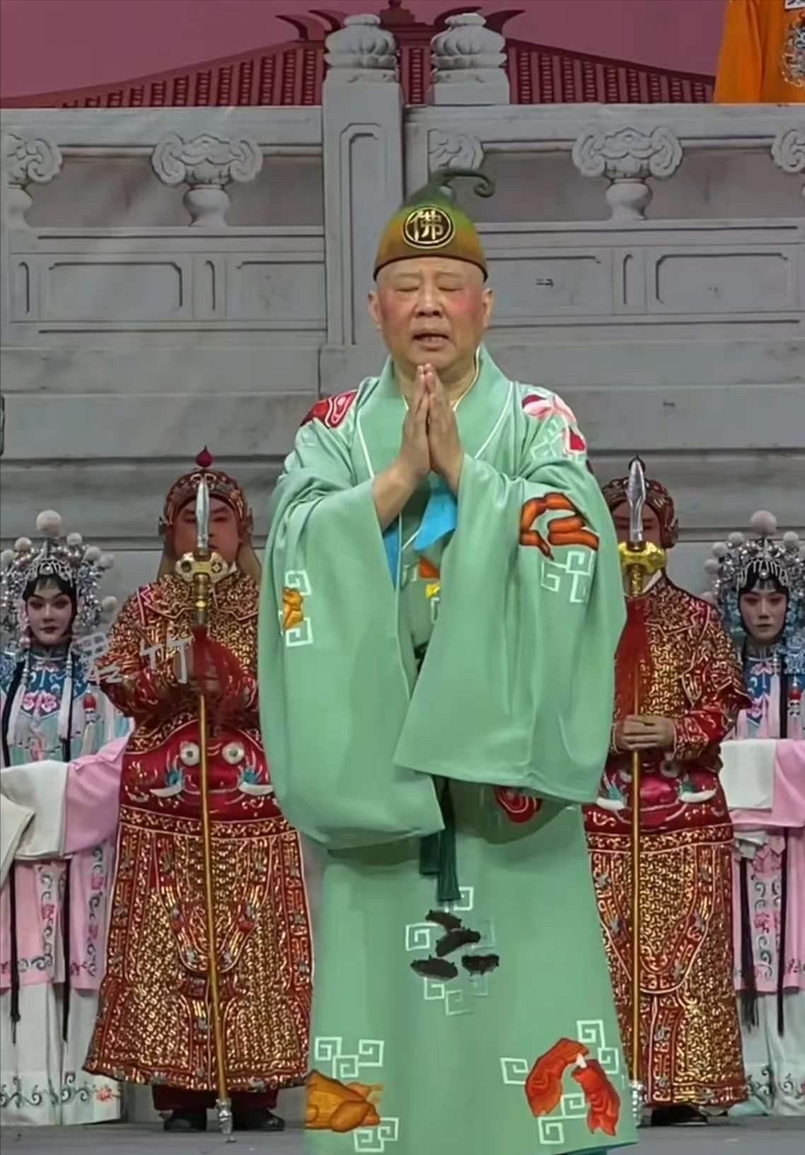 郭德纲这次栽跟头，真不是因为53岁年龄大了。而是站得太高以后，身边可能已经很久没