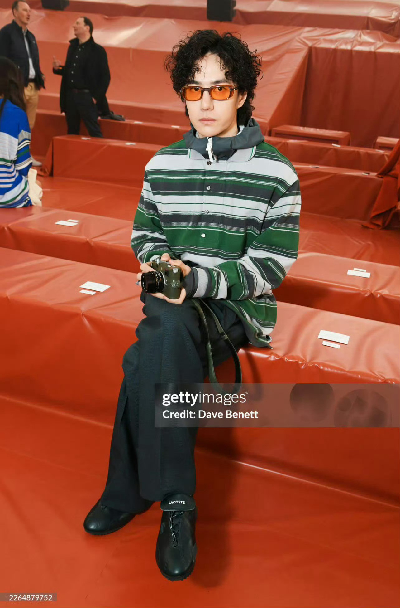 王一博inLacoste📷大秀结束创意总监Pelagia的谢幕时刻