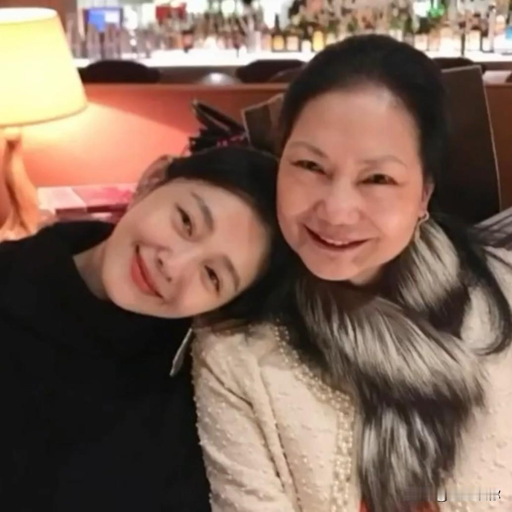 S妈失去了大s，她一下子失去了全部力量，因为大s是在用自己的全部力量为她输血，小