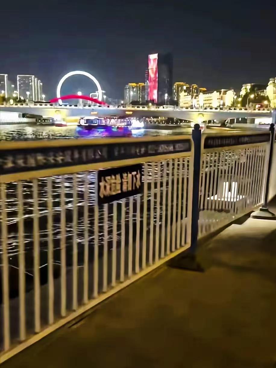 海河加装护栏引争议！守安全还是丢烟火气？各位街坊站哪边？天津人打小看着海河长