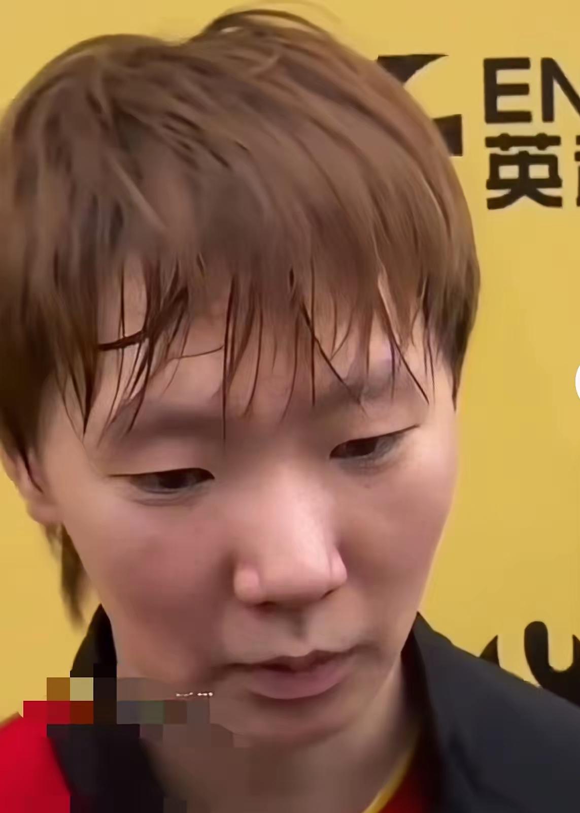 王曼昱女单爆冷惨败赛后满心愧疚直面所有问题。接受采访时她满脸自责，直言对不起球迷
