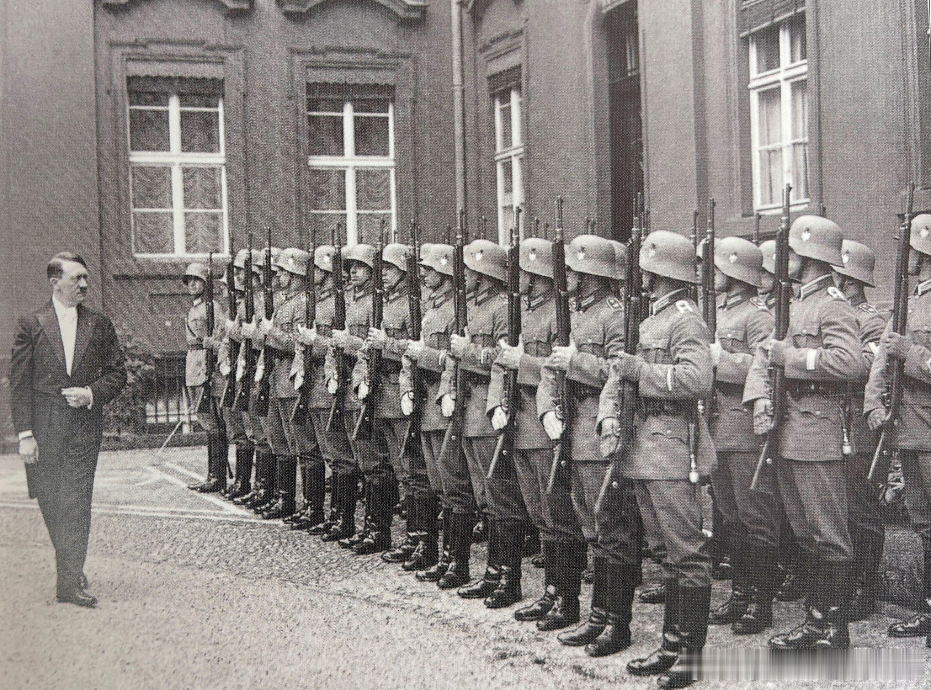 1935年希特勒在接见西班牙大使前检阅他的卫队历史影像