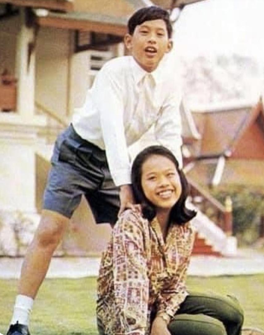 泰王玛哈曾经也是位温润、可爱的美少年。人会随着时间而改变。陪伴帕公主、提帮功