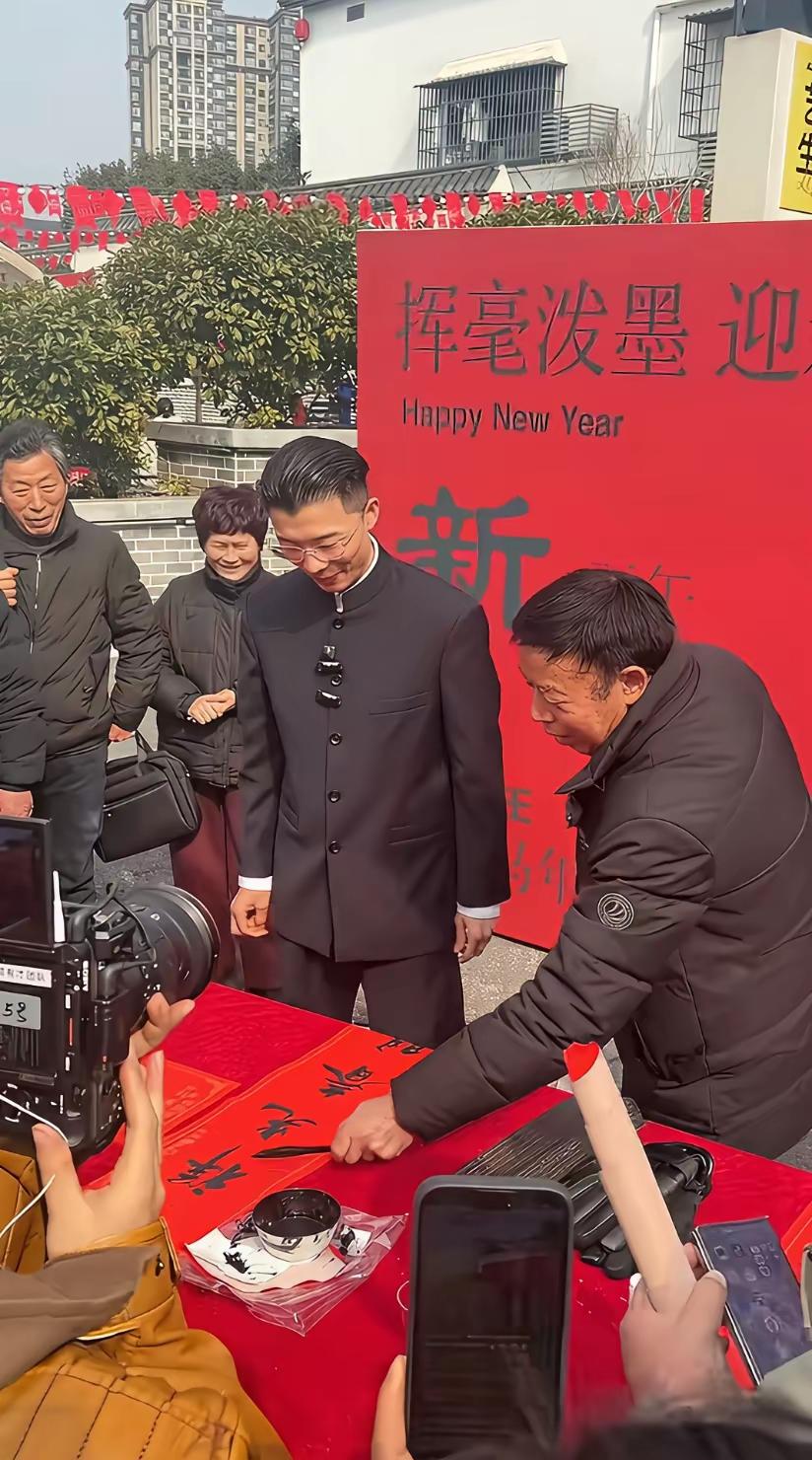 他的一生轨迹起伏，看来都是天注定的。上得了央视讲《道德经》，又下得了好手写春联。