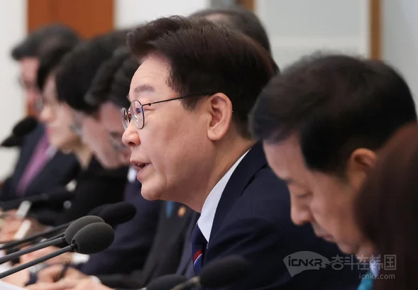 【“垃圾袋不缺！”韩国总统怒斥：造谣者将按重罪严惩】海外新鲜事热点现场针对近期