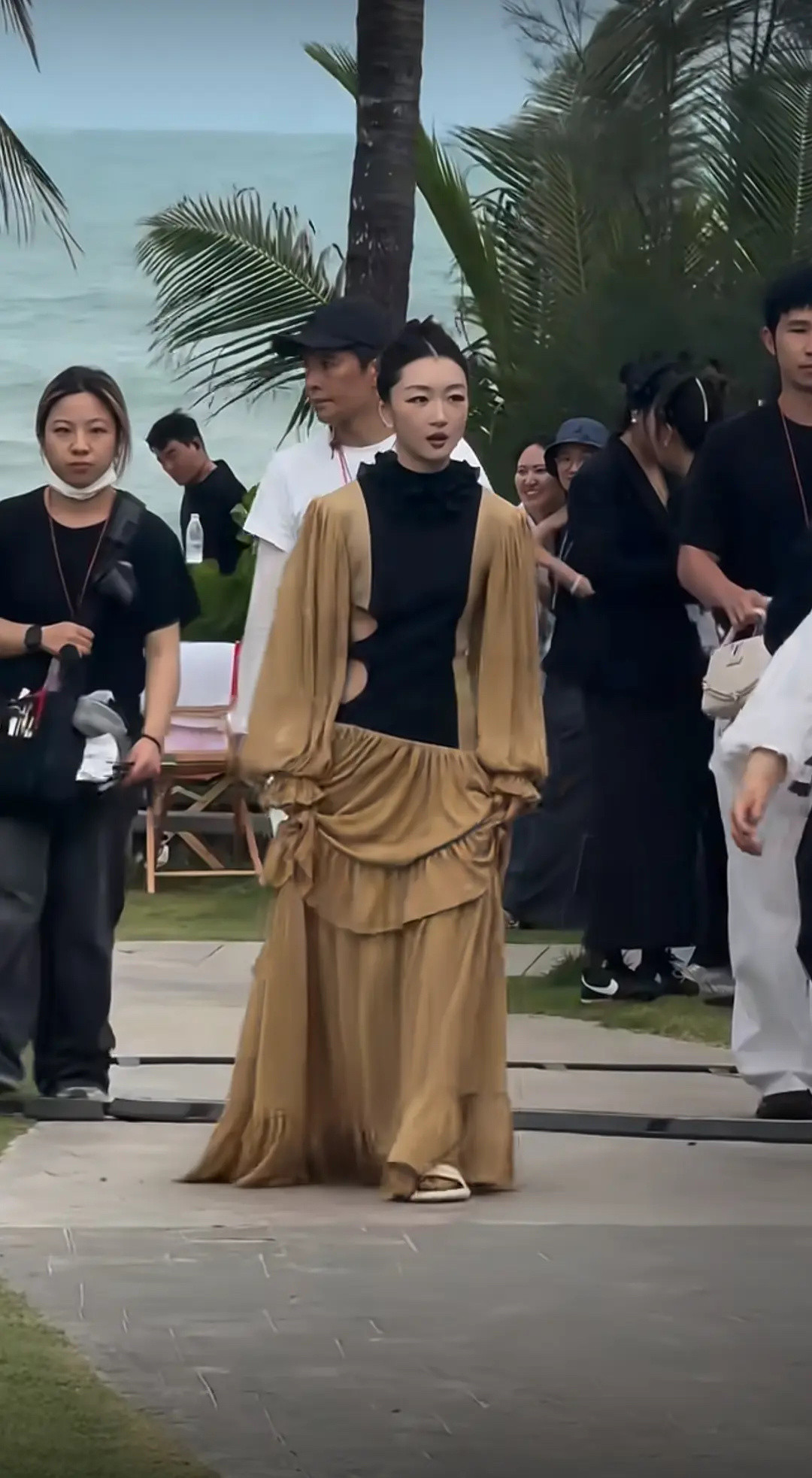 ELLE红毯周冬雨衣服难看就算了，人还没精神没气质​​​