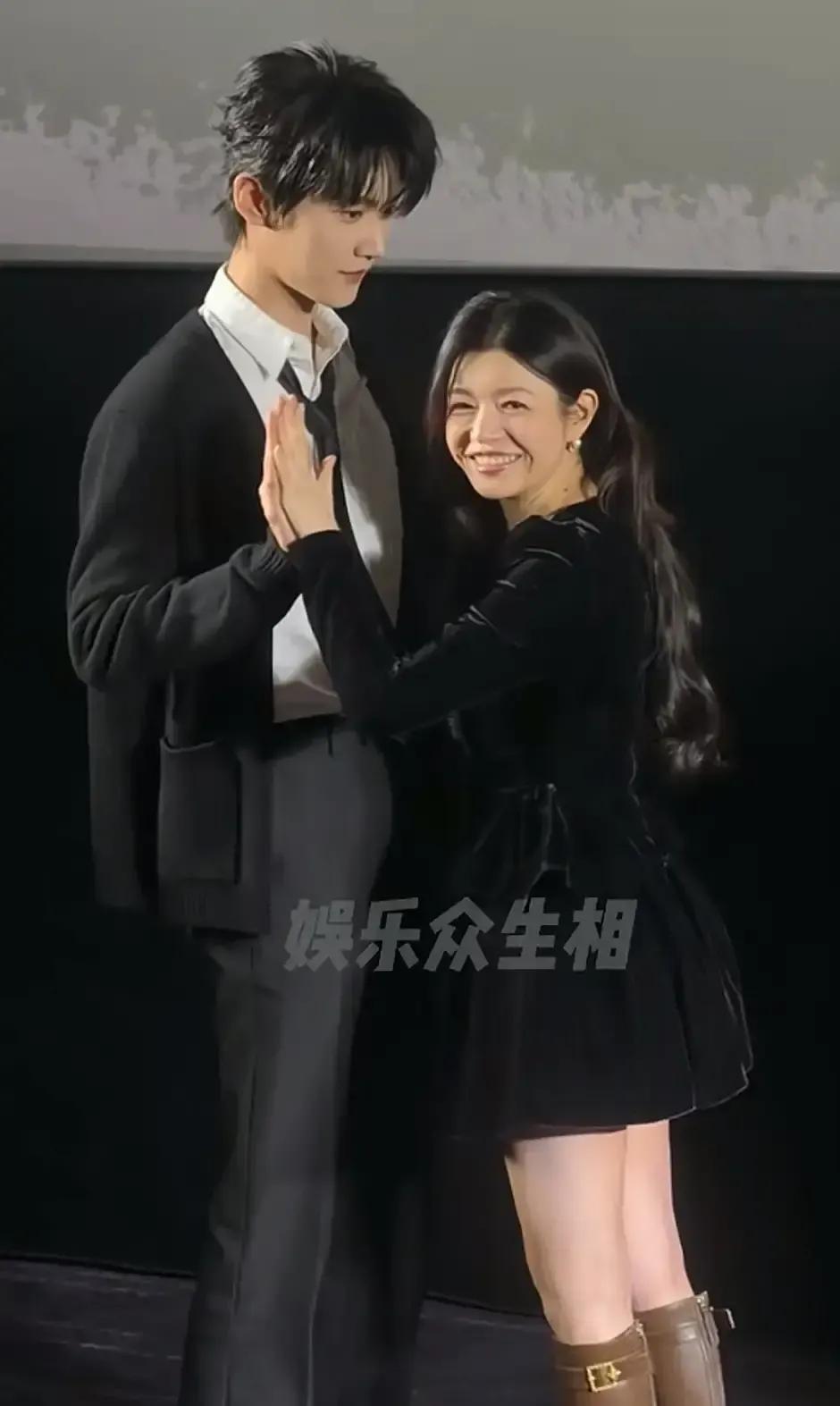 陈妍希在综艺里跟男嘉宾贴手贴肩还仰头对视，镜头一拉近，弹幕直接炸锅。节目播的是