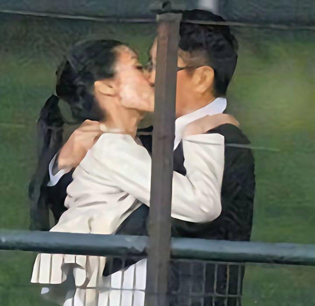 当年的李嘉欣与许晋亨在跑马场内，你记得吗？羡慕吗？