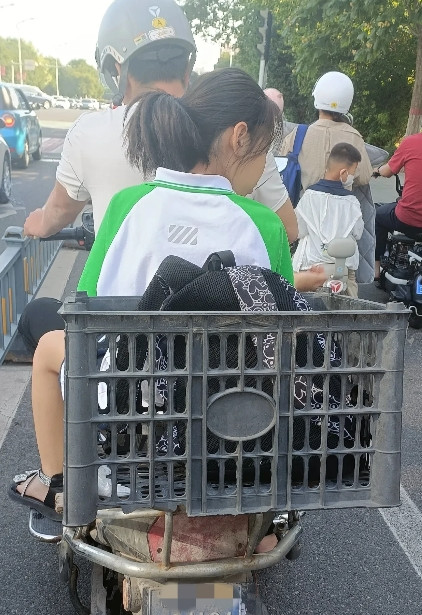 昨天晚上，孩子放学会回来和我说：“爸爸，给我自行车的后座上装个框子把”！我说