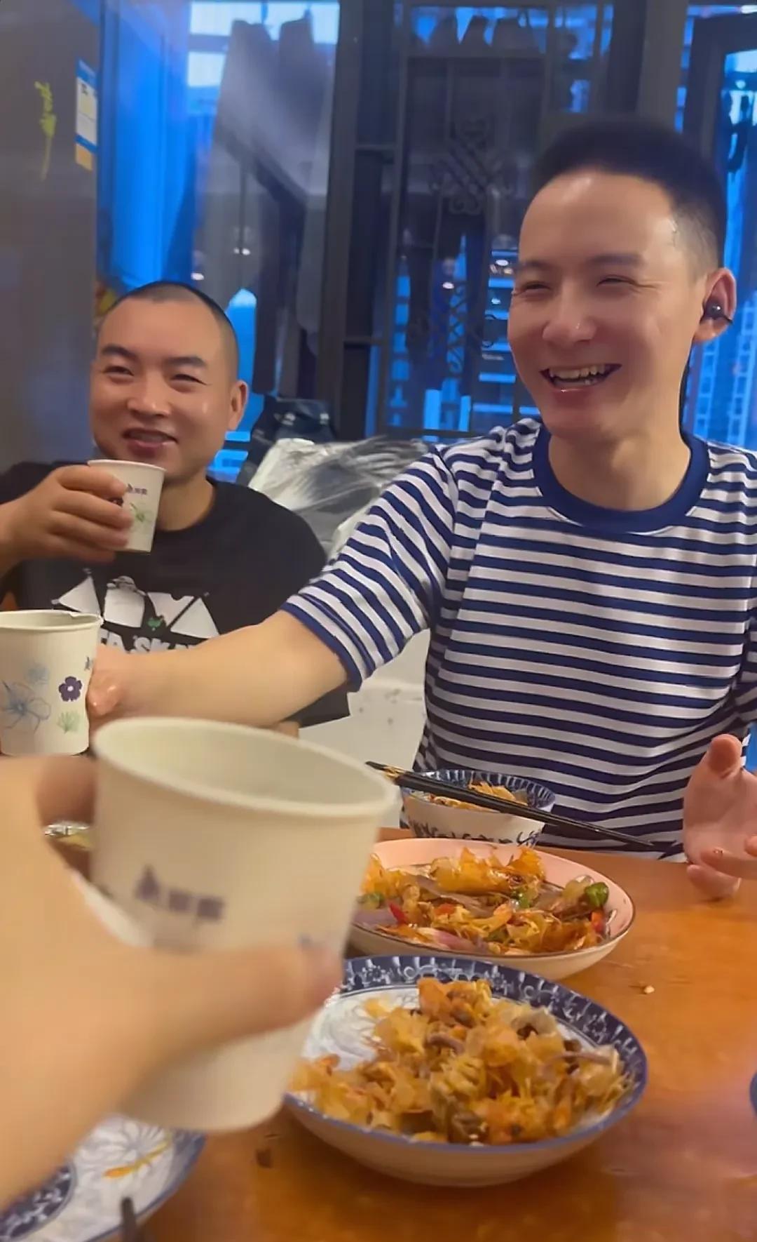 谢浩男未受网络影响，笑到见牙不见眼。没有后妈的团聚场合，谢浩男笑的肆无忌惮。有