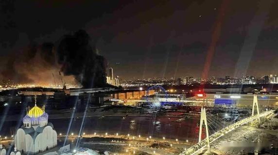 俄乌战火烧经济命脉！最大油港被炸日损超亿，莫斯科如何接招？来源:溯源青史漫谈