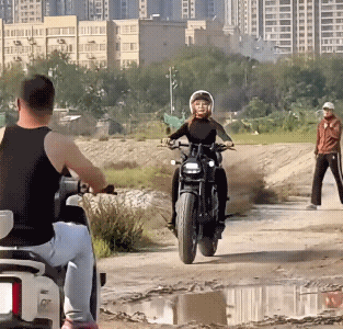 现在不准打架，但是可以耍酷！我仿佛看到了20多年前的自己，那个时候的男孩，都喜欢