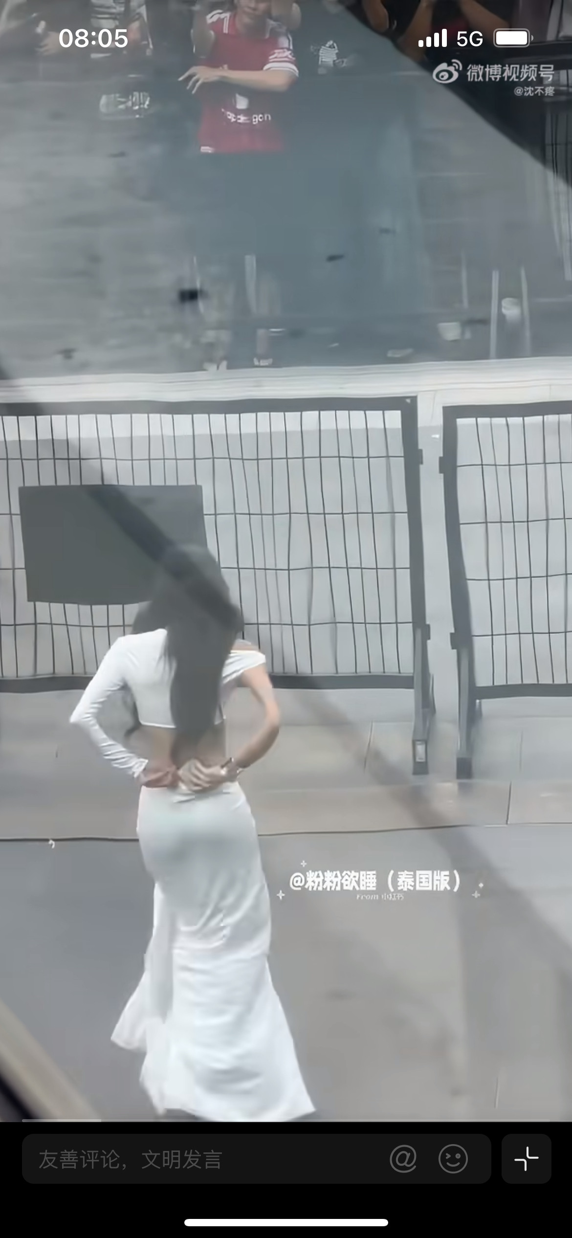 Lisa把手机藏在礼服后腰，她要是一直保持这样的风格，真的很可爱
