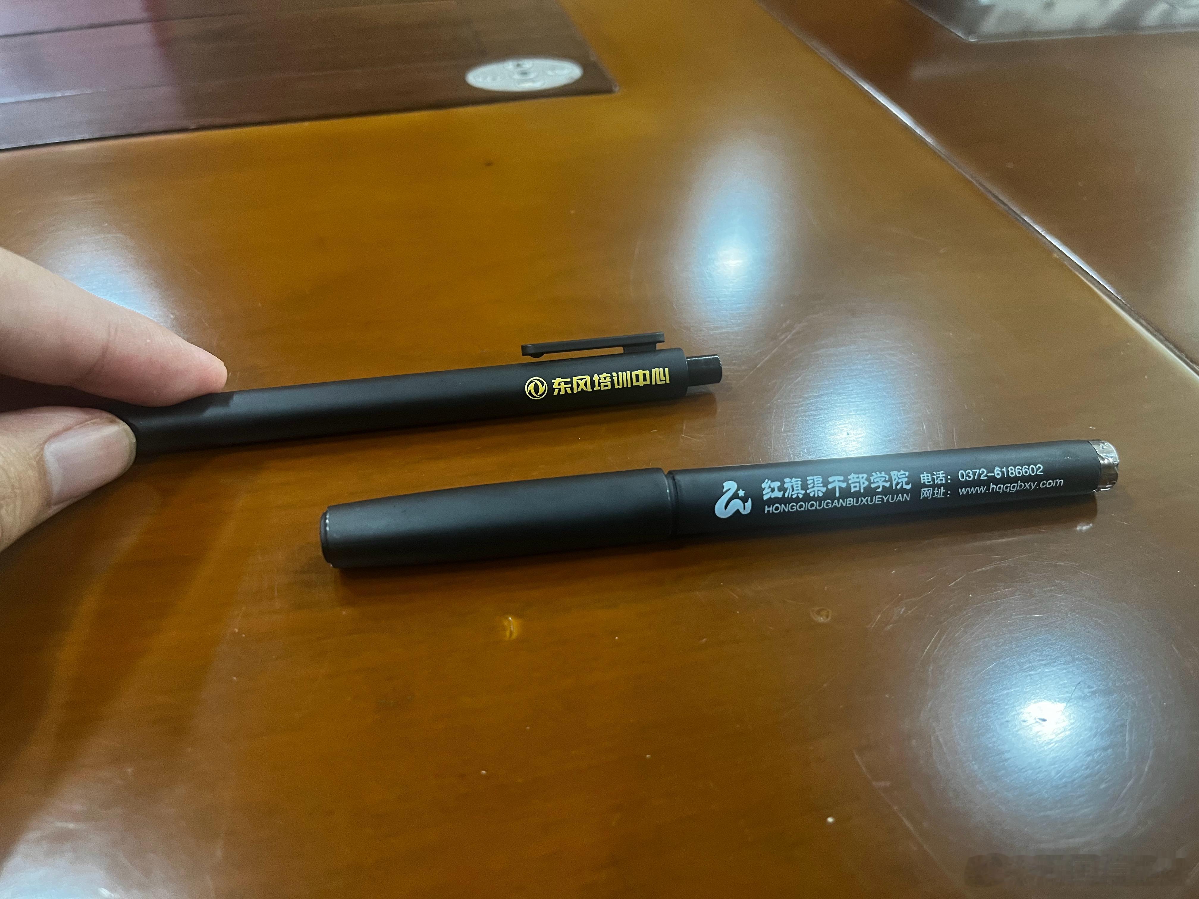 国企也不容易，现在控制成本也很厉害。你看在东风开会，发给每个人的笔都有点不一样，