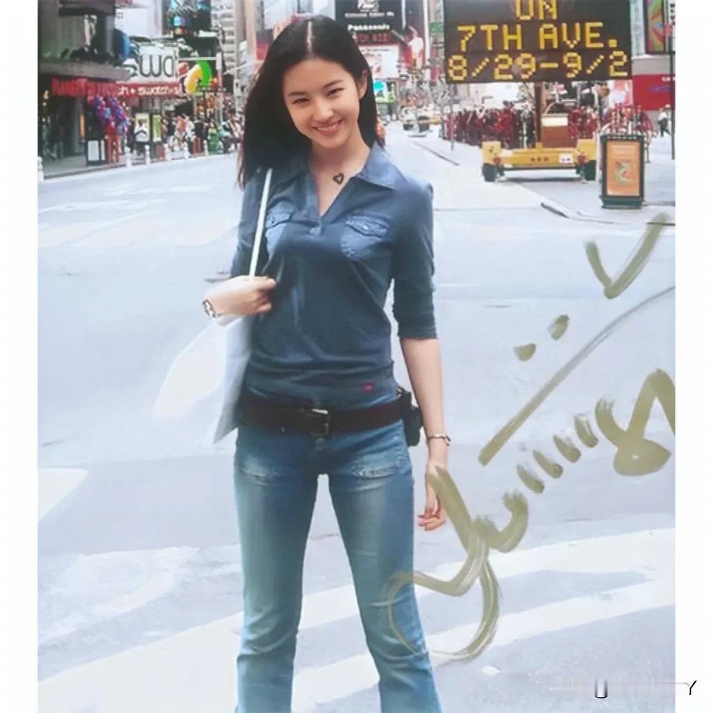 2004年，刘亦菲站在美国街头，留下的美好瞬间。刘亦菲当时17岁，长发飘飘，笑容