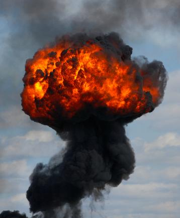 现在全世界有这么两个国家被架在火上烤，一个是日本，若是撤回错误的“涉台言论”就相