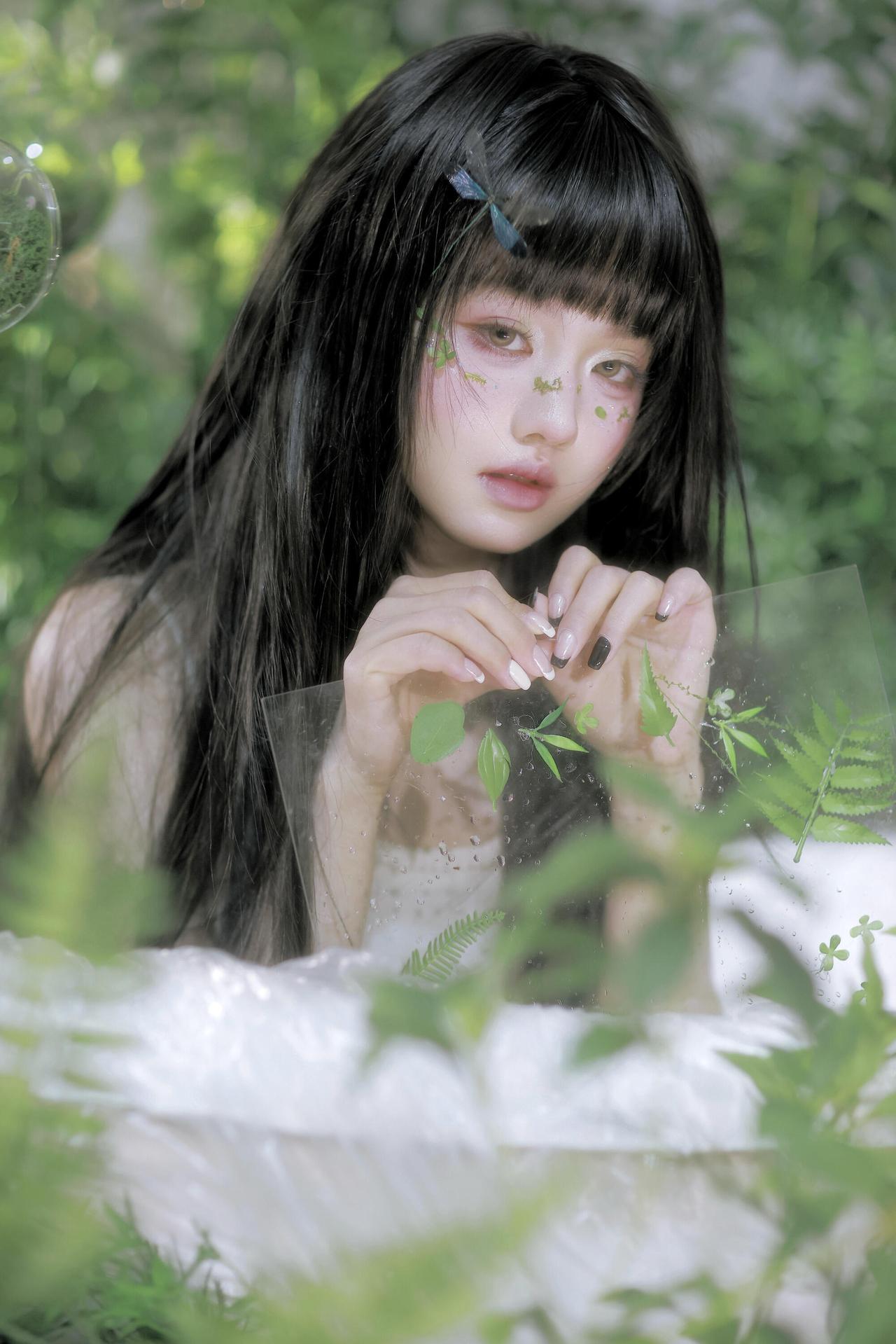 森系美学，是每个摄影师的情结。这组森女系人像照片，绿植成为了绝对的主角之一，