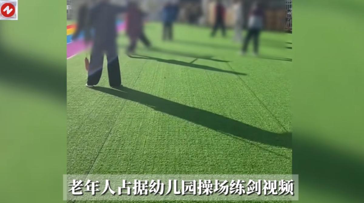 “解释不清了！”近日，江苏扬州，一幼儿园内的操场被一群老人霸占，竟然执意要练习舞