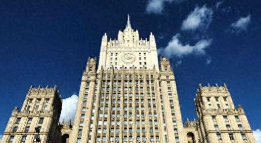 公海这下彻底闹翻天了！欧盟好几个国家凑一块儿，在海上明目张胆拦船扣俄罗斯的货，纯