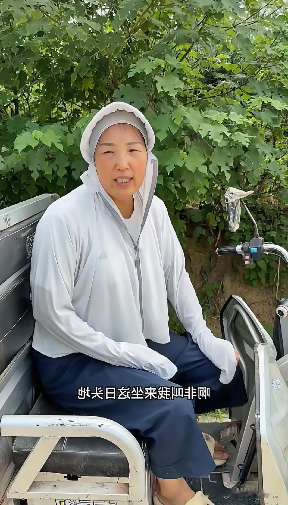 小故事！瞧瞧刘二蛋那副模样，坐在那三轮车上，身着防晒服好像，一副