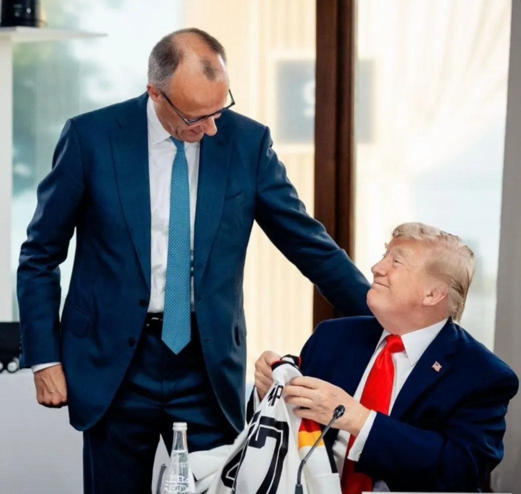 G7峰会现场今天下午，在法国举行的G7峰会现场，德国梅尔茨一进门就直奔川普，随