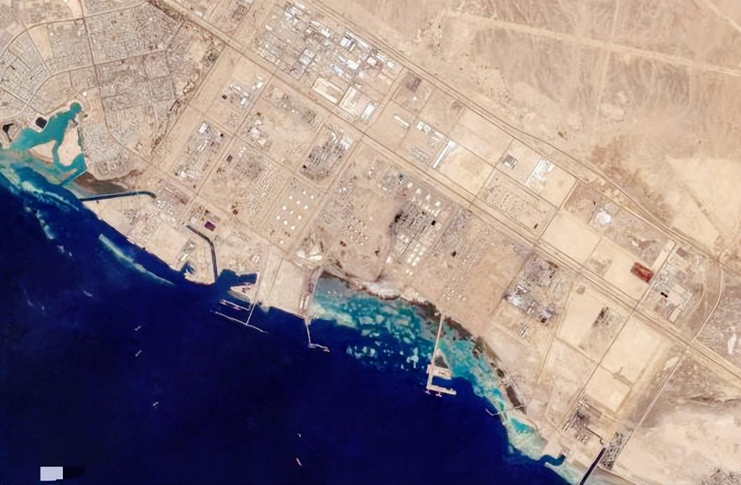 局势要失控了！沙特原油连夜改道避险，竟直接把红海核心港口堵到瘫痪，30余艘巨型油