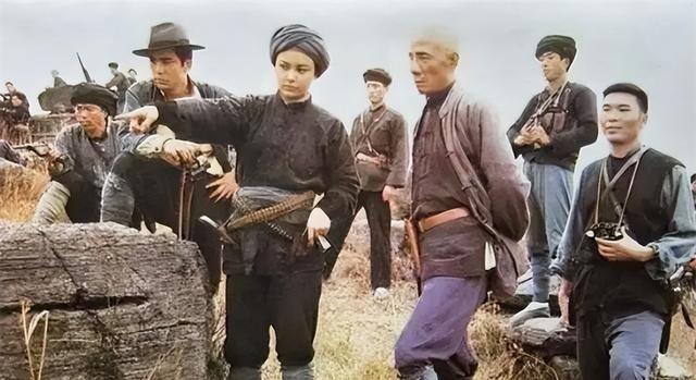 1950年，解放军24名精英战士深入大瑶山，搜捕黄埔军校巨匪甘兢生，但苦苦搜