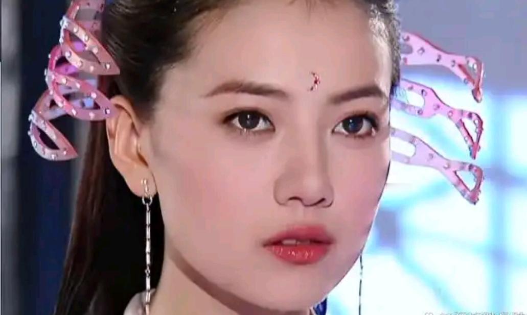 周芷若的悲剧，并非源于荒岛盗刀剑、用十香软筋散的行为，而是她以谎言粉饰真心、用受