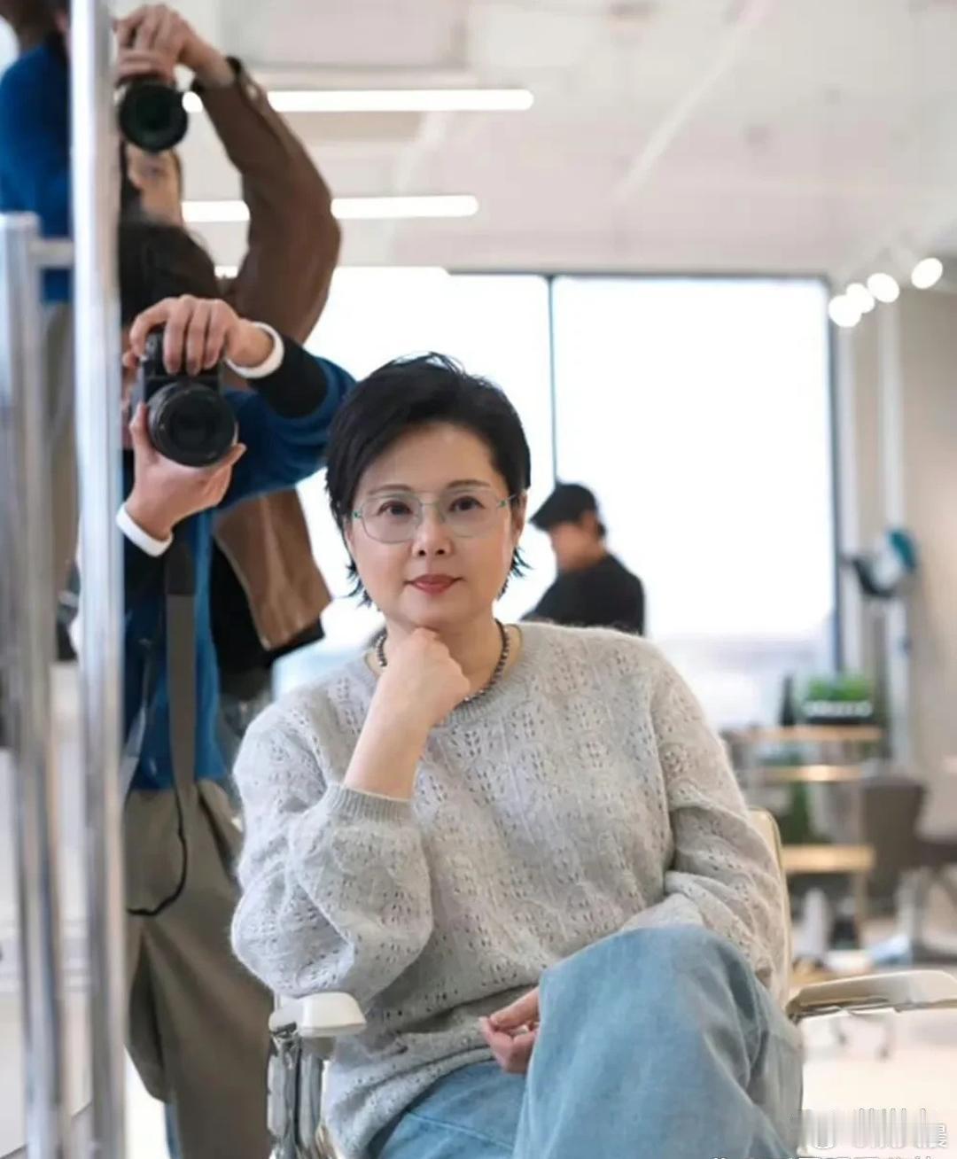 52岁袁立线下偶遇照曝光！网友在理发店拍到她打理发型，身形圆润不少，褪去往日锋芒