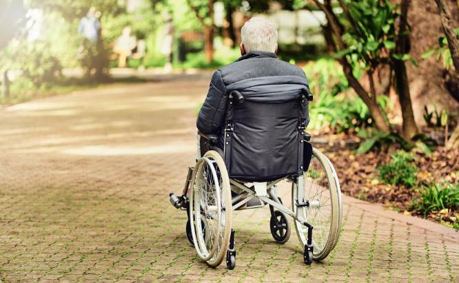 12月22日报道，上海，一老人凌晨3点在敬老院醒后，坐上轮椅被护工推到休息区，由