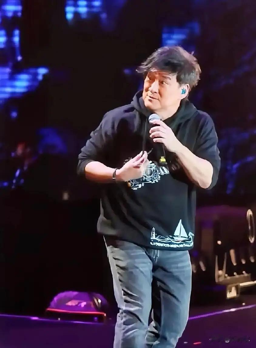 周华健这次是躲也躲不过去了！周华健12月6日在汕头体育中心巡回演唱会上，唱着唱着