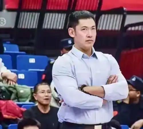 困惑，本赛季北控男篮上上下下都很困惑！管理层的困惑：兵也多了，将也强了，球队战