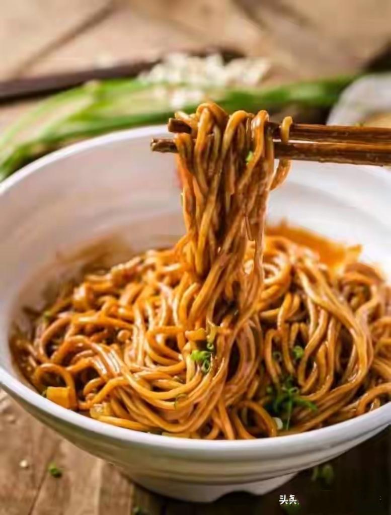 中国的十大美食：1，四川火锅、2，北京烤鸭、3，广东早茶、4，兰州牛肉面