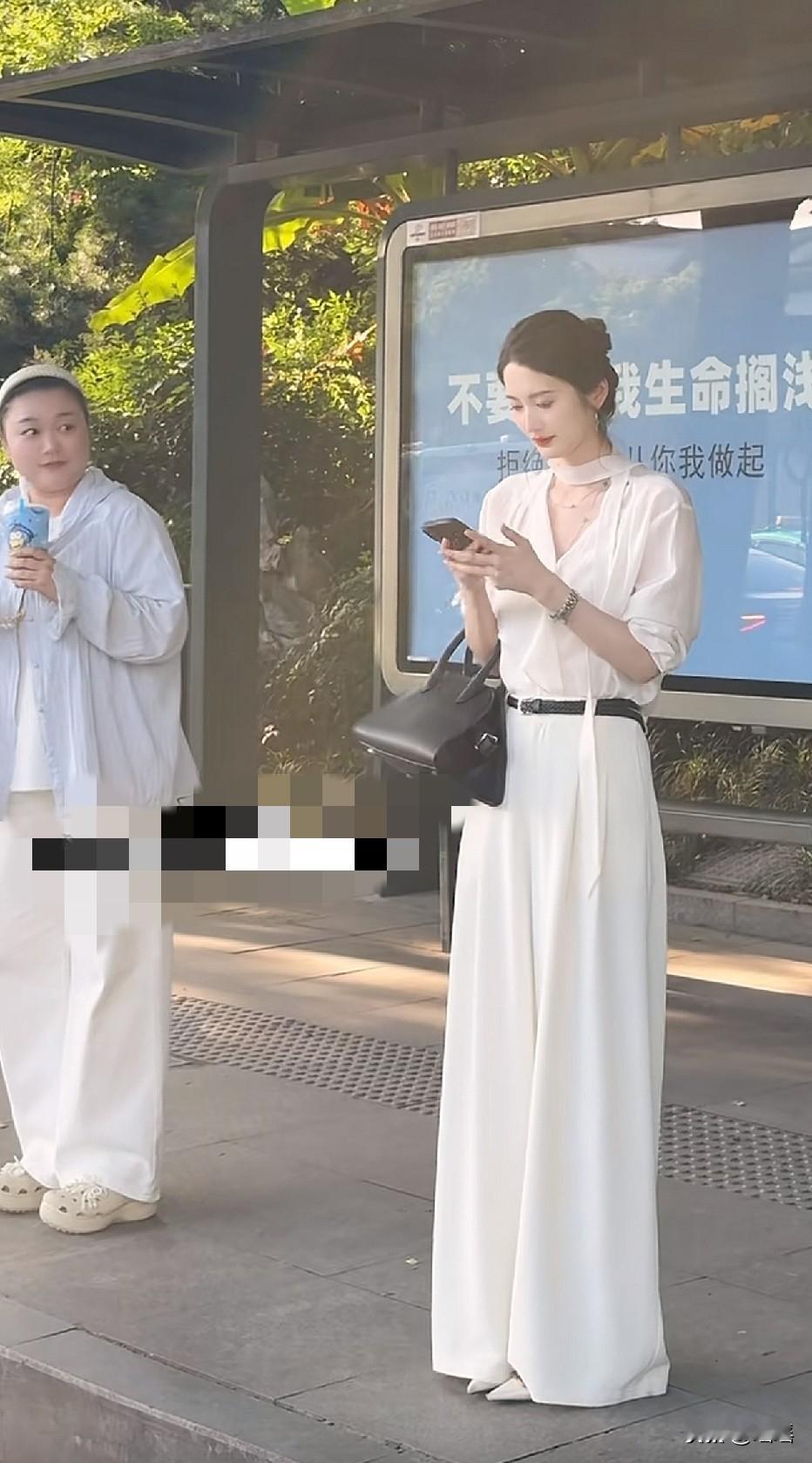 穿这种衣服不适合坐公交[捂脸哭]