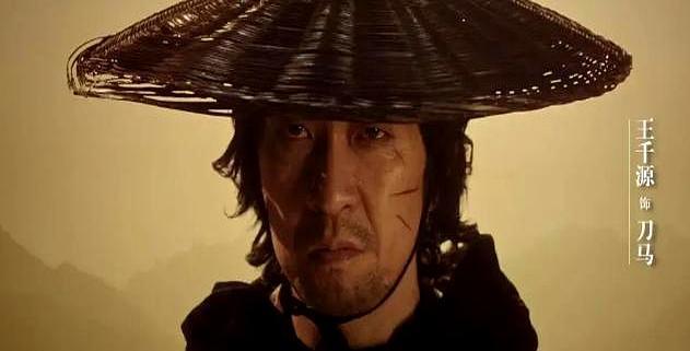 81岁袁和平还在打！吴京把头发留到肩膀，蓄起络腮胡，天天在戈壁滩上真摔真打