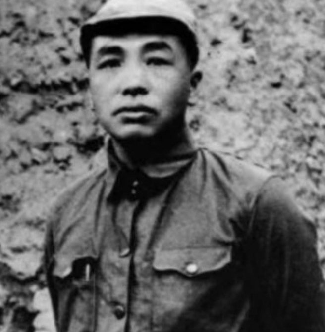 1946年，解放军为投诚的2000土匪设宴接风。席间，匪首脱下大衣，顺手挂到墙上