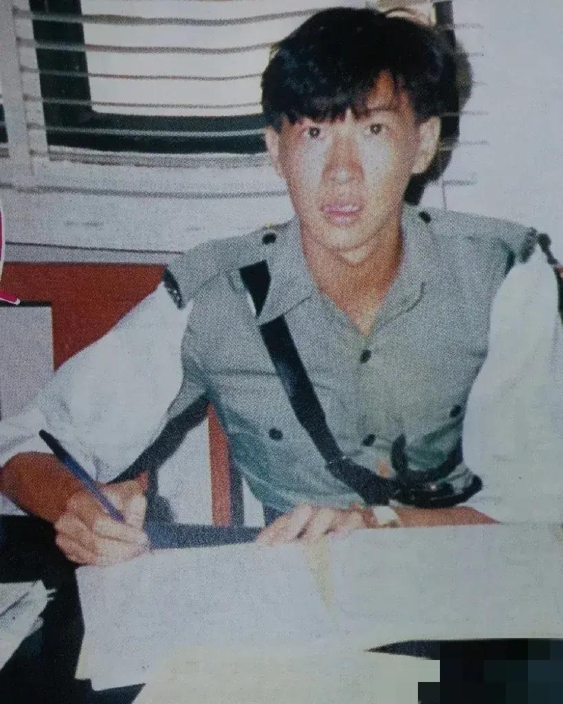 当年的这位小伙子，如何已经成为了大红大紫的明星，知道是谁？