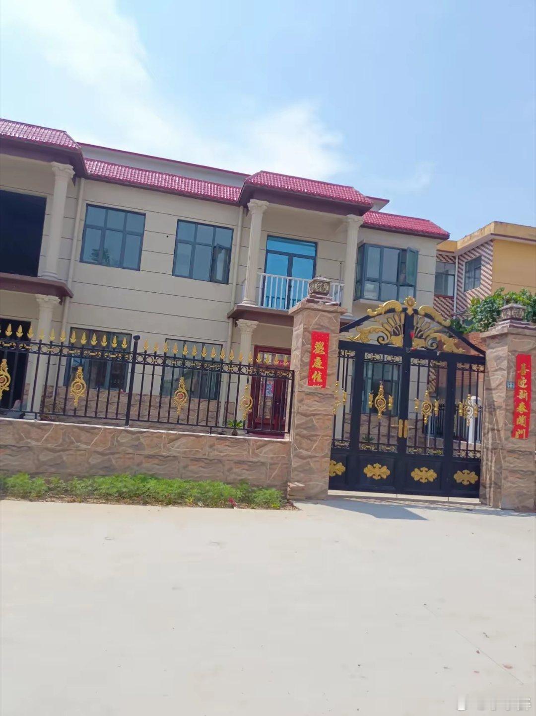 某网友:可愁死我了，辛辛苦苦打工挣得钱，在农村建了一栋两层小楼，可是现在根着儿子