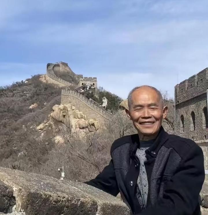 破防！一张长城照片，看哭全网！浙江75岁大爷爬长城，因老年机无法拍照，求助陌生