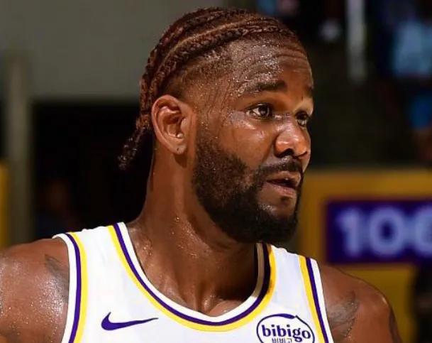 本赛季进攻三秒违例榜：1、艾顿—7次2、杜伦—3次2、JJJ—