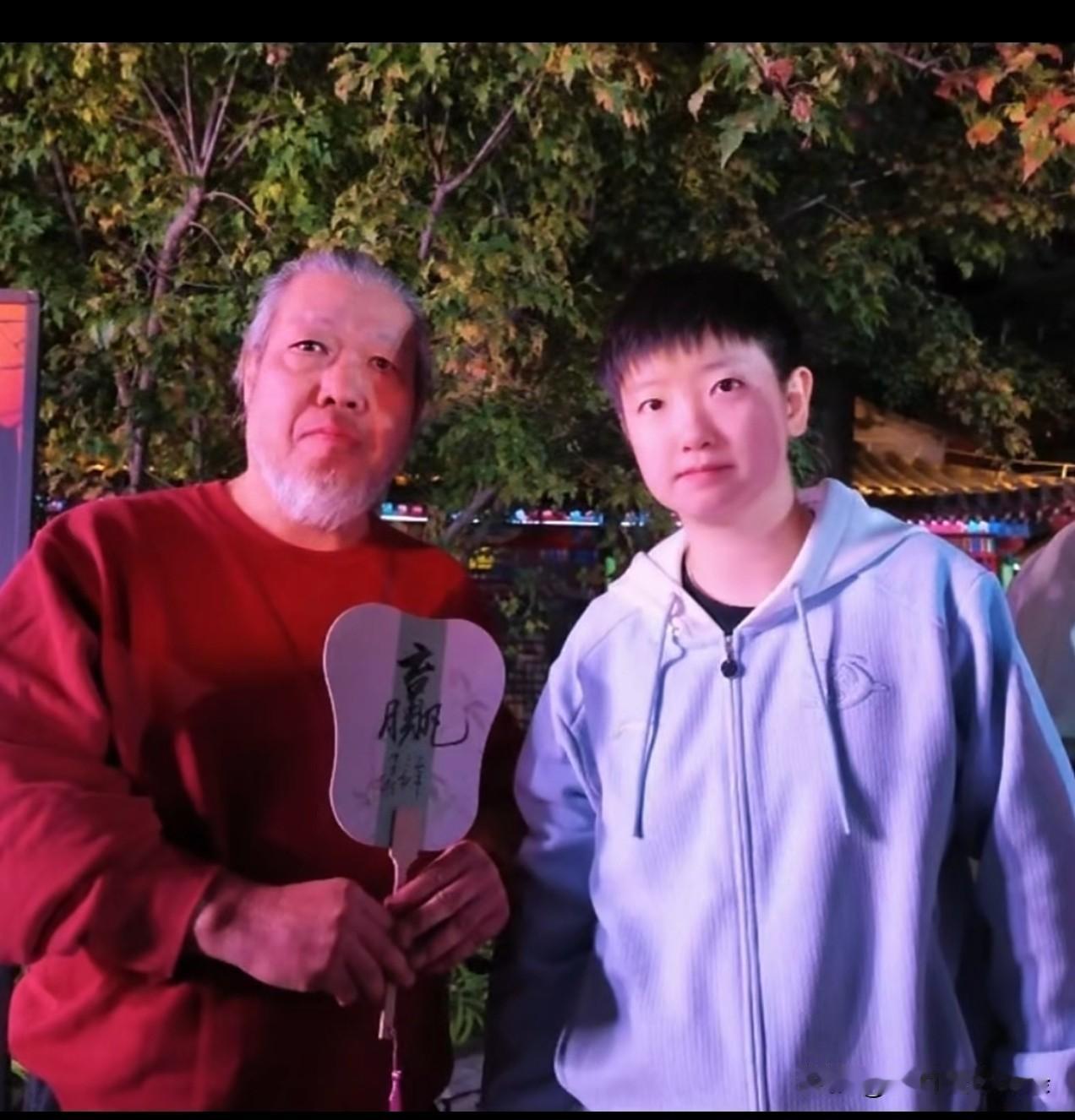 莎莎在北京大满贯选了一个“赢”的扇子，她想赢，那就继续陪她比，直到比不了那天为止