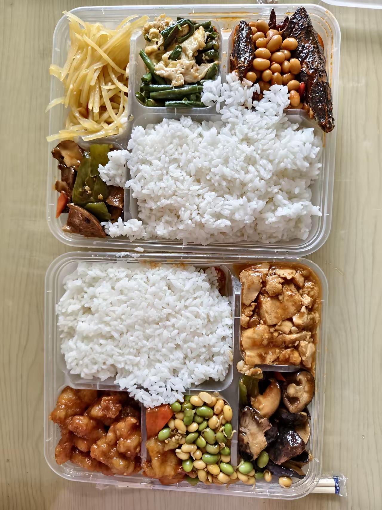 实在不愿做饭了[捂脸哭]​这天气也太热了。和老伴一商量，中午不做饭了，去小