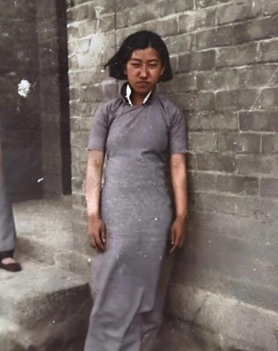 1937年12月的南京，连空气都带着血腥，一处院子里，十几个中国妇女蹲在水池边，
