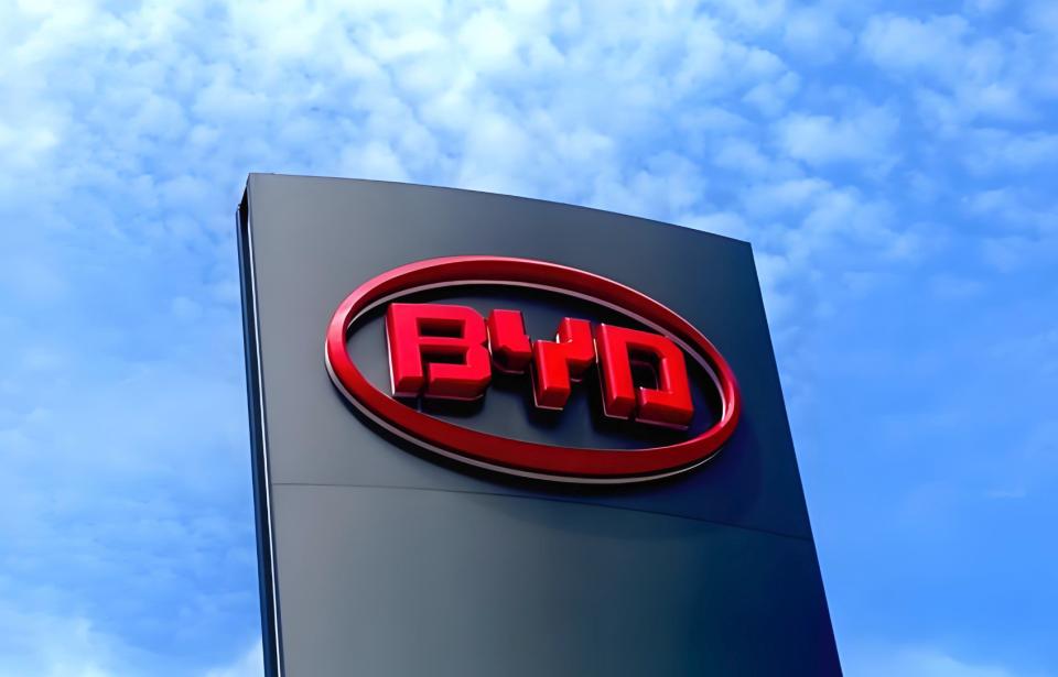 比亚迪纯电销量首次登顶世界第一，但总销量仍追赶中！刚刚过去的2025年，比亚