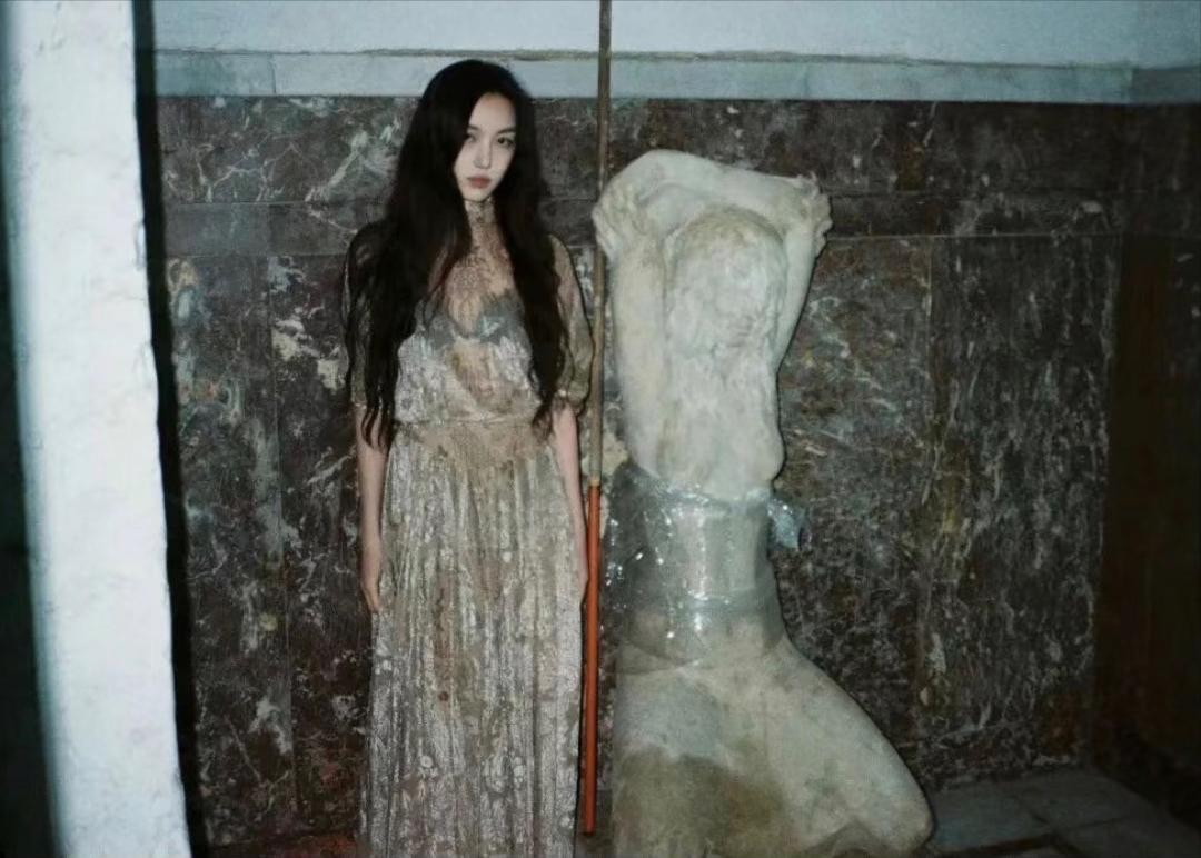 王菲女儿李嫣19岁生活照曝光，嘴唇恢复得太好了！穿复古蕾丝裙气场清冷似超模，一双