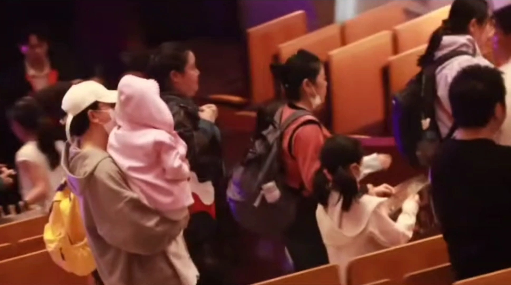 张杰带三个女儿看音乐剧，杰哥抱着小咘芽，双胞胎女儿由保姆照看，一家子很温馨。