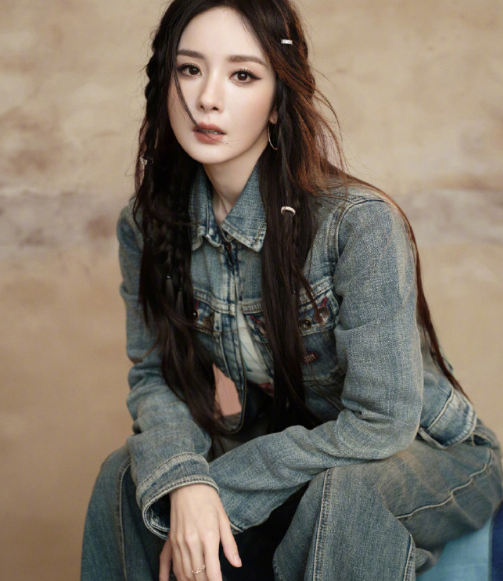 我真的很想保持神秘感，但我的嘴闭不上