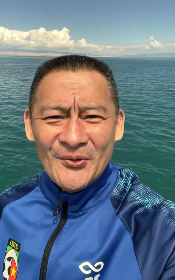 歌手景岗山在青海湖自拍，都说他是酒蒙子，没想到状态越老越好