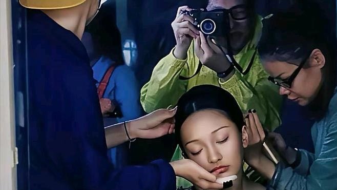 周迅在拍摄《如懿传》的时候，实在是太累了，以至于化着妆就直接睡着了。当时工作人员