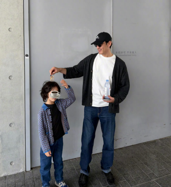 李光洁晒大儿子近照小朋友留着卷发很帅气李光洁分享了一组他与大儿子的合照李光洁